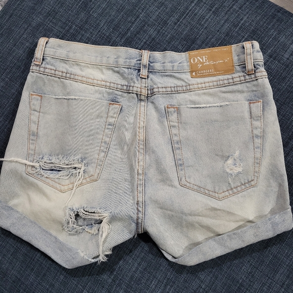 One Teaspoon Chargers Distressed Thrashed Denim Jean Shorts Size 26 - Picture 4 of 7